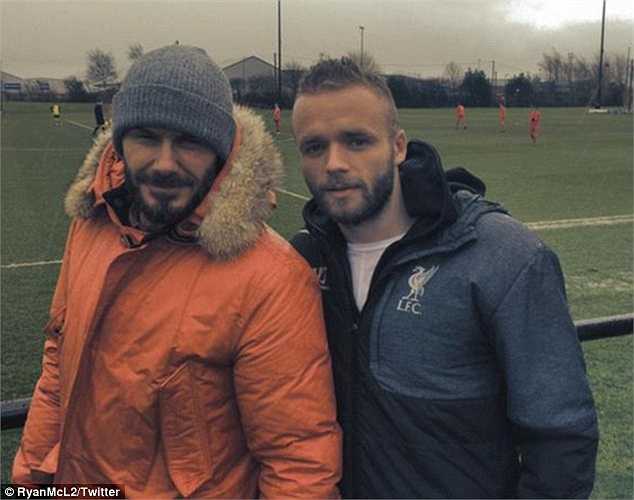 Hậu vệ Ryan McLaughlin cũng xin chụp cùng David Beckham