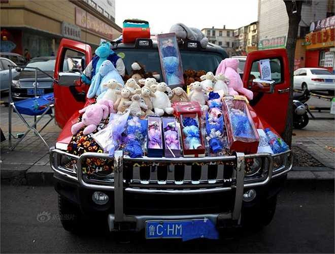 Một chàng trai ở Sơn Đông - Trung Quốc đã dùng xe Hummer H3 để trưng bày các sản phẩm nhằm thu hút sự chú ý của khách hàng