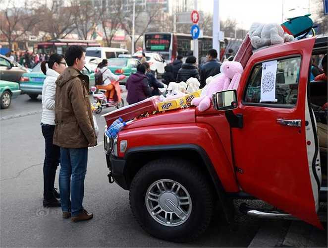 Nhờ cách quảng bá độc đáo này mà chỉ cần một lúc trưng bày hàng hóa, chàng trai trẻ tuổi đã thu được về khá nhiều tiền