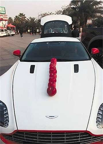 Trước đó, một nhóm nữ sinh ở Chiết Giang (Trung Quốc) cũng gây xôn xao khi dùng siêu xe để bán táo