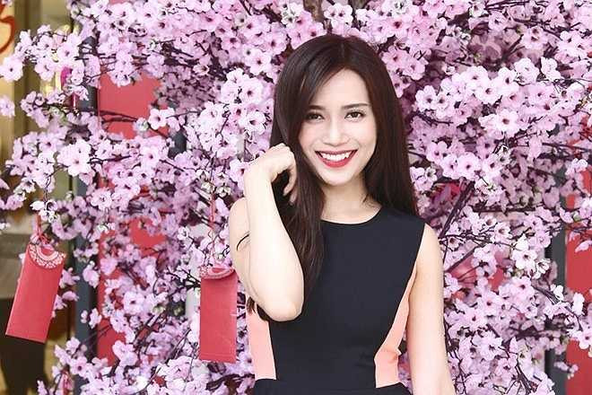 Sĩ Thanh: 'Post đầu tiên trong năm 2015 nên phải thật tươi nè. Chúc mừng năm mới 2015! Sĩ Thanh xin dành mọi lời chúc tốt đẹp nhất đến với mọi người'. Nguồn: Zing