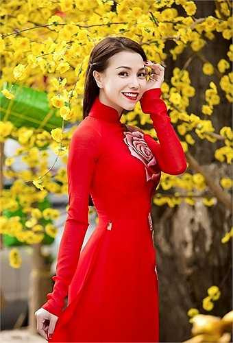 Trà Ngọc Hằng: 'Chúc mừng năm mới 2015, chúc năm nay sức khỏe dẻo dai, công việc thuận lợi thăng tiến dài dài phi những nước đại tiến tới thành công.'