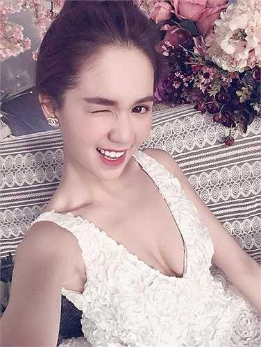 Ngọc Trinh: 'Năm mới chúc các bạn thân yêu trẻ trung như heo sữa, bốc lửa như heo hơi, chịu chơi như heo nái, hăng hái như heo con, đầy tiền như heo đất và đủ chất như heo thịt! Chúc mừng năm mới 2015'