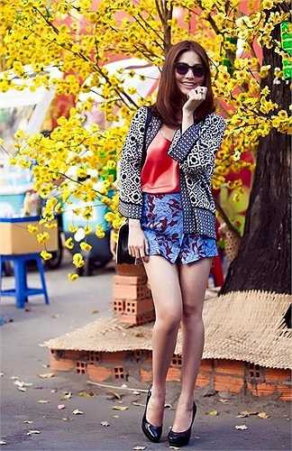 Diễm My: 'Diễm My chúc cả nhà mình có những ngày tết thật ấm cúng và hạnh phúc bên gia đình, bạn bè. Chúc mọi người cả năm sẽ gặp nhiều may mắn, thành công hơn trong công việc và nhất là ước gì được nấy.'