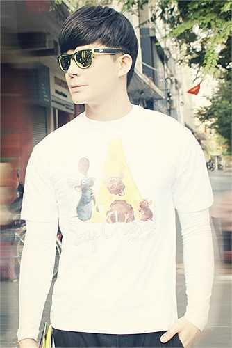 'Ông hoàng Opera' Nathan Lee diện đồ trẻ trung như thiếu niên, ung dung xuống phố du xuân ngày đầu năm mới.