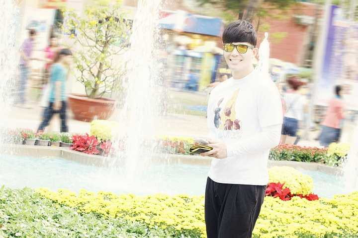 Tuy nhiên những ngày Tết ở Sài Gòn với anh khá dễ chịu vì 'đường vắng, quán xá ít người qua lại, tôi có thể đi bộ thoải mái trong trung tâm thành phố mà không sợ bị phát hiện'. 