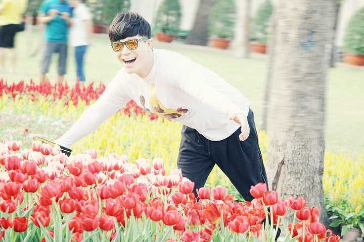 Với nụ cười tươi rói, ánh mắt vô tư, lém lỉnh vẫn còn rất trẻ con, Nathan Lee vui vẻ xuống phố, tận hưởng không khí xuân đang tràn ngập khắp đất Sài Gòn, nơi nam ca sĩ đã chọn là quê mới để sinh sống và lập nghiệp từ 6 năm nay