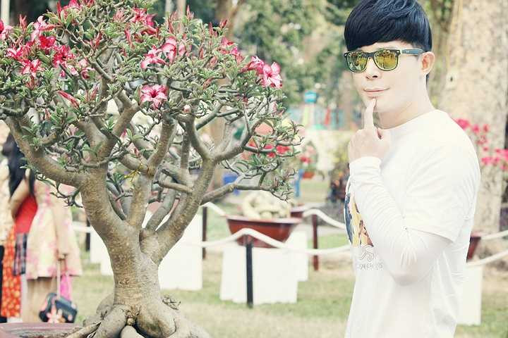 Sống từ nhiều năm nay trong một căn hộ rộng hơn 185 m2 tuyệt đẹp ngay trên 'con đường vàng' Đồng Khời đắt đỏ và xa hoa bậc nhất Sài Thành, Nathan Lee tự nhận mình là một nghệ sĩ khá cô độc