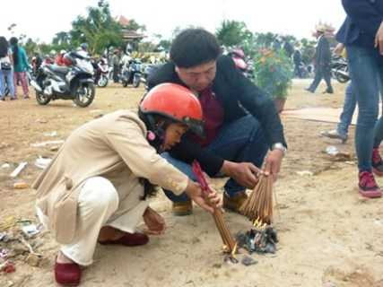 Đà Nẵng, NGuyễn Bá Thanh, ông Thanh, thăm mộ, phủ đầy hoa, người dân đi viếng