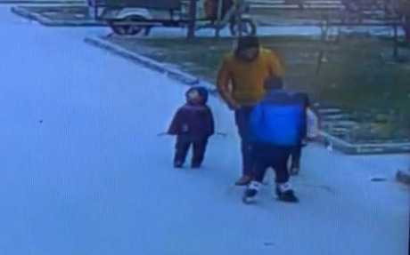 Nghịch pháo, cậu bé 5 tuổi bị hất tung lên trời