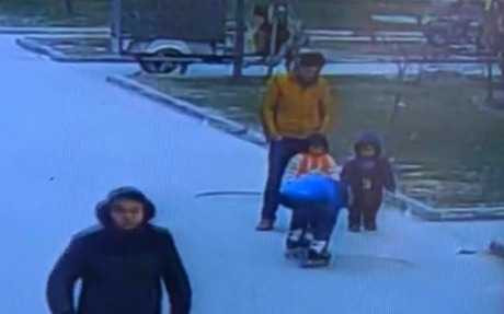 Nghịch pháo, cậu bé 5 tuổi bị hất tung lên trời