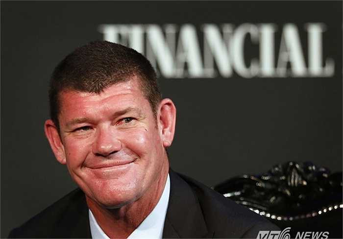 James Packer. Tuổi: 48. Tài sản: 5 tỷ USD. Packer hiện là tỷ phú giàu thứ 4 Australia. Là con trai cựu tài phiệt truyền thông Kerry Packer, ông đã bán tài sản gia đình để đầu tư vào casino năm 2012. Hiện Packer là Chủ tịch Tập đoàn giải trí Crown Resorts