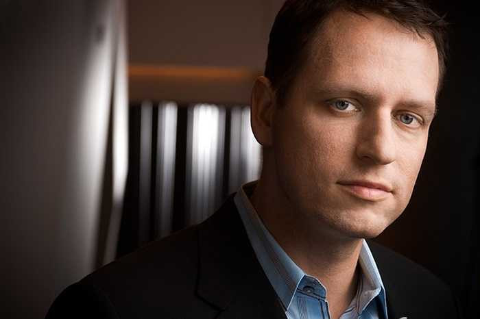 Peter Thiel. Tuổi: 48. Tài sản: 2,1 tỷ USD. Đồng sáng lập PayPal kiêm nhà đầu tư lớn của Facebook có những sở thích đầu tư vào công nghệ rất kỳ quặc. Tỷ phú này rót rất nhiều tiền vào phát triển trí tuệ nhân tạo, nghiên cứu sự bất tử của con người và xây dựng các thành phố nổi trên đại dương.