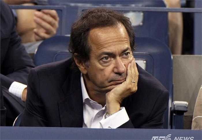 John Paulson. Tuổi: 60. Tài sản: 11,2 tỷ USD. John Paulson là nhà đầu tư nổi tiếng của Mỹ, có tài sản tỷ USD nhờ thị trường nhà đất. Paulson là người rất sính vàng. Năm 2013, ông từng mất gần 1 tỷ USD chỉ trong 2 ngày khi giá vàng lao dốc.