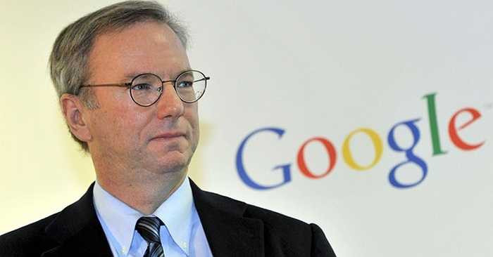 Eric Schmidt. Tuổi: 60. Tài sản: 8,9 tỷ USD. Schmidt lấy bằng kỹ sư điện tại Đại học Princeton và bằng Tiến sĩ khoa học máy tính tại UC Berkeley. Trong vai trò đại sứ toàn cầu của Google, ông từng tới thăm Myanmar và Triều Tiên năm 2013, rồi tới Cuba năm nay để quảng bá cho Internet.