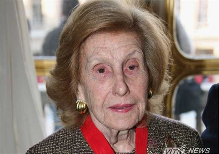 Anne Cox Chambers. Tuổi: 96. Tài sản: 16,8 tỷ USD. Anne Cox Chambers là cháu gái của người sáng lập Tập đoàn Cox - James M. Cox. Ngày nay, tập đoàn này gồm Cox Communications (dịch vụ cáp), Cox Media Group (báo chí, TV, phát thanh) và Cox Automotive (đấu giá và mua bán ôtô). Bà hiện vẫn là cổ đông lớn của công ty. 