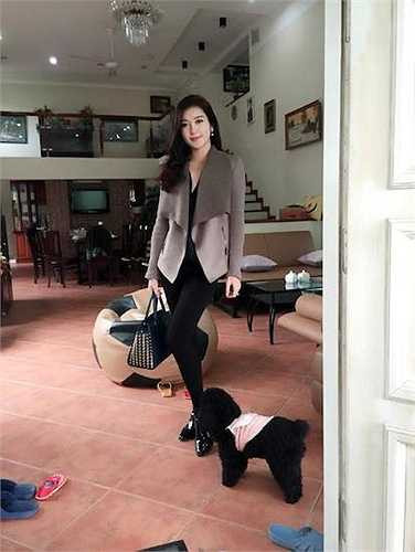 Trong ngày đầu xuân năm mới, rất nhiều sao Việt đã về thăm gia đình, bạn bè, nhưng có những người lại tất bật đi diễn. Á hậu Huyền My chọn trang phục phong cách để du xuân.