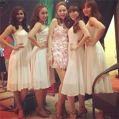 Minh Hằng diện đầm ngắn cũn cỡn đi diễn tỉnh.