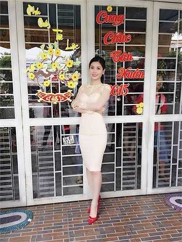 Á hậu Diễm Trang diện đầm bó sát hưởng Tết đoàn viên.