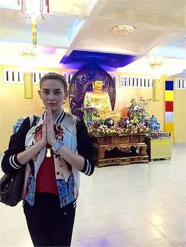 Siêu mẫu Hoàng Yến đi lễ chùa đầu năm.