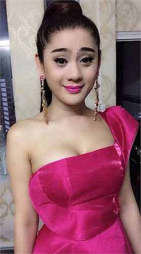 Lâm Chi Khanh gợi cảm khi đi diễn tỉnh ngày đầu năm mới.