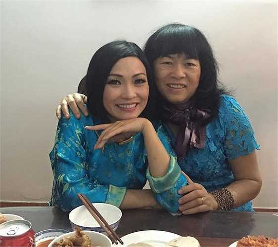 Phương Thanh diện áo dài đi ăn cùng bạn bè.