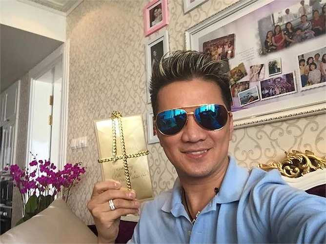 Đàm Vĩnh Hưng nhận quà 'khủng' ngày đầu năm mới.