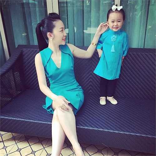 Linh Nga diện đồ ton-sur-ton đi chơi với con gái.