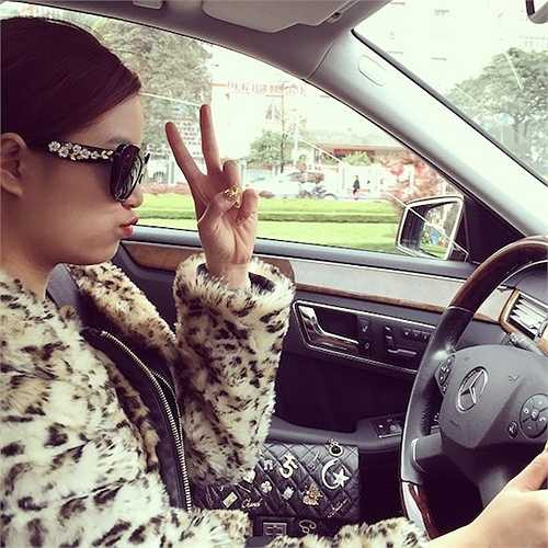 Hoàng Thùy Linh lại rất 'ngầu' khi lái xe bạc tỷ du xuân. (Trung Ngạn)