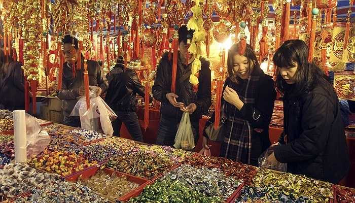 Các món ăn truyền thống gồm: bánh gạo, bánh gạo hấp, mì sợi, bánh bao và rất nhiều loại bánh kẹo khác.