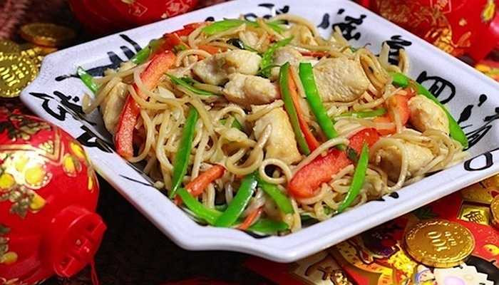 Mùng 7 Tết: Người nông dân thu hoạch mùa màng và làm một buổi lễ tưng bừng với thức uống được làm từ 7 loại rau. Nếu như mùng 2 được cho là sinh nhật của loài chó, thì mùng 7 kỉ niệm sự xuất hiện của loài người. Món ăn không thể thiếu là mì sợi (tượng trưng cho sự trường thọ) và cá sống (biểu tượng của thành công).