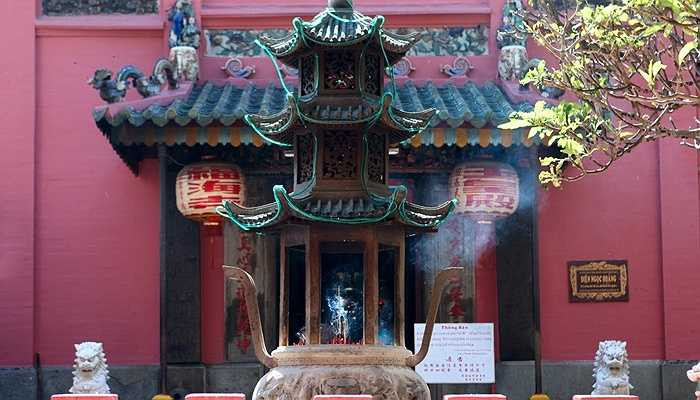 Mùng 9 Tết: Lễ cúng Ngọc Hoàng được diễn ra vào ngày mùng 9. Theo tín ngưỡng dân gian Trung Quốc, Ngọc Hoàng là người sáng tạo ra vũ trụ và cai quản thiên đình.