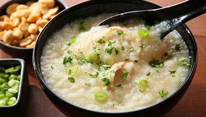 Mùng 10 - 13 Tết: Từ ngày mùng 10 - 12, bạn bè, họ hàng sẽ đi chúc Tết. Vào ngày 13 họ sẽ ăn những món thanh đạm như cháo hoa với mù tạt.