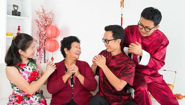 Đỏ là màu sắc chủ đạo trong bữa tiệc năm mới, bởi nó đại diện cho sự may mắn và tương lai tươi sáng. Mọi người diện đồ đỏ trong suốt kì nghỉ Lễ, trẻ em nhận phong bao lì xì đỏ từ cha mẹ, họ hàng.