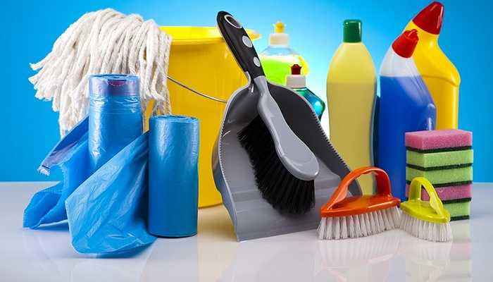 Phong tục dọn dẹp nhà cửa phải hoàn tất trước đêm giao thừa, và tất cả dụng cụ như chổi, máy hút bụi sẽ được 'nghỉ ngơi' vì người Trung Quốc tin rằng việc dọn dẹp sẽ cuốn đi tất cả may mắn trong năm mới.