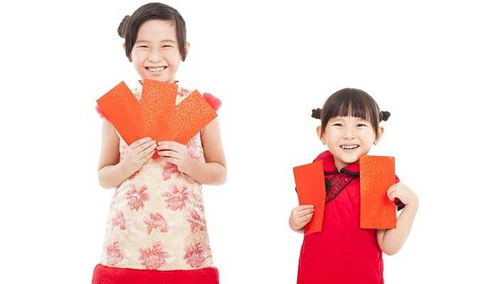 Đêm giao thừa và ngày lễ năm mới ở Trung Quốc thường lấy gia đình làm trung tâm: Bữa ăn tối ấm cúng với gia đình và bạn bè, thờ cúng tổ tiên, lì xì cho trẻ em, tham gia lễ hội Đèn lồng...