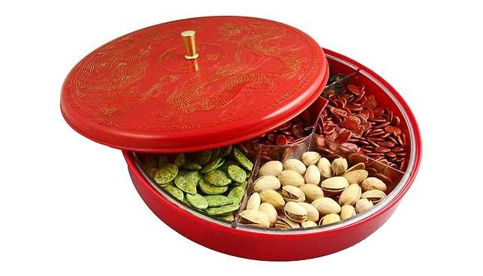 Phòng khách thường được trang trí bởi một khay trái cây (cam, quýt), một khay bánh kẹo gồm 8 loại trái cây khô và một lọ hoa tươi.