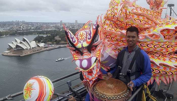 Người dân tin rằng Nian - quái thú tấn công mùa màng rất sợ màu đỏ và pháo nổ nên tục đốt pháo, treo đèn lồng đỏ và múa lân trở thành một phần của Tết Nguyên Đán.