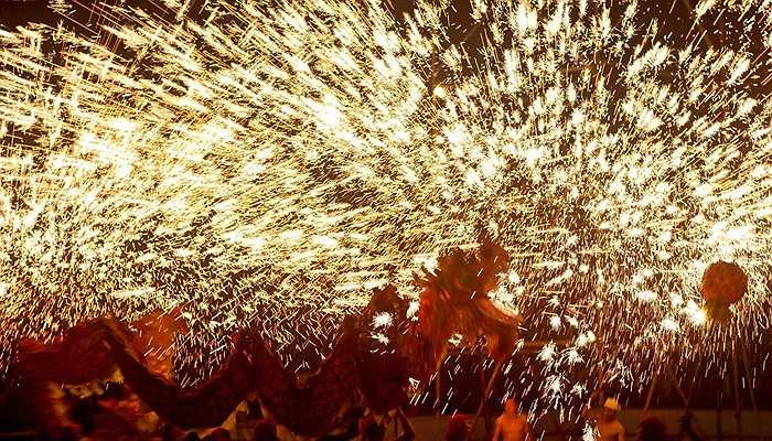 Đêm giao thừa bắt đầu bằng màn pháo hoa rực rỡ, tạm biệt năm cũ tưng bừng chào đón năm mới.