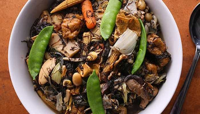 Mùng 1 Tết: Mọi người kiêng ăn thịt trong ngày đầu năm. 'Jai' là món ăn chay được người Trung Quốc ưa thích, gồm: hạt sen, đậu khô và măng tre.