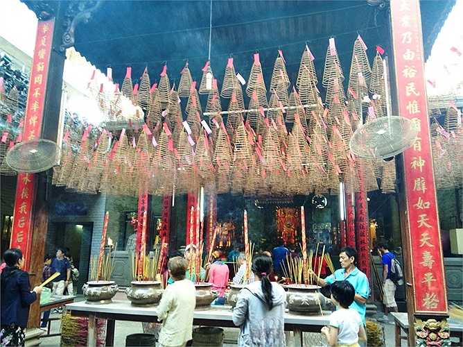 Nhiều người đến cầu mong đầu năm gia đạo bình an, làm ăn phát tài