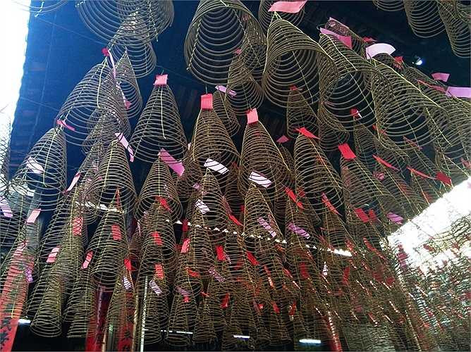 Điểm nhấn khác biệt là nhiều loạn nhang khoanh được treo trên trần cao, trên đầu người đi chùa