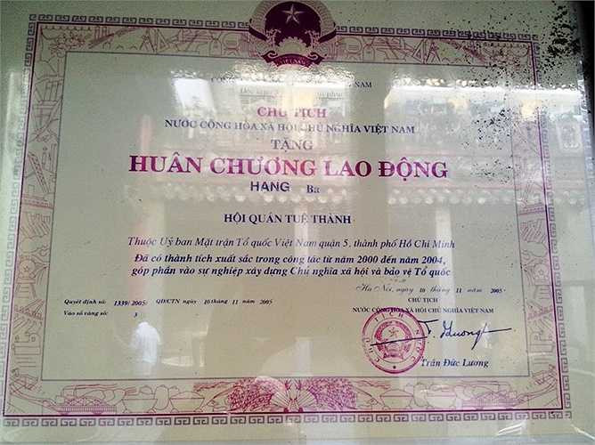 Chùa Bà được tặng Huân chương lao động hạng 3 do Chủ tịch nước Trần Đức Lương ký vào năm 2005.