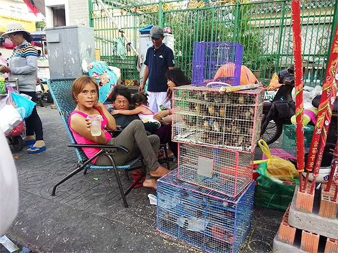 Trước cổng chùa có nhiều người bán nhang, chim phóng sinh giá 10.000 đồng/con. (Ảnh: Phan Cường)