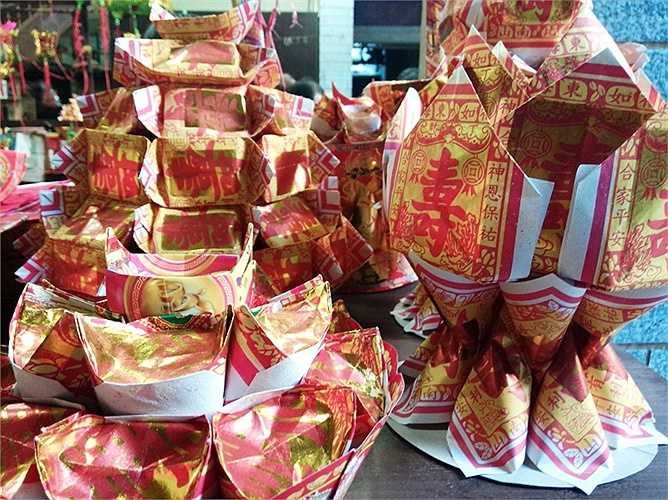 Giấy xếp hình tháp chùa, tượng trưng tâm linh, sau cầu nguyện sẽ mang đi đốt