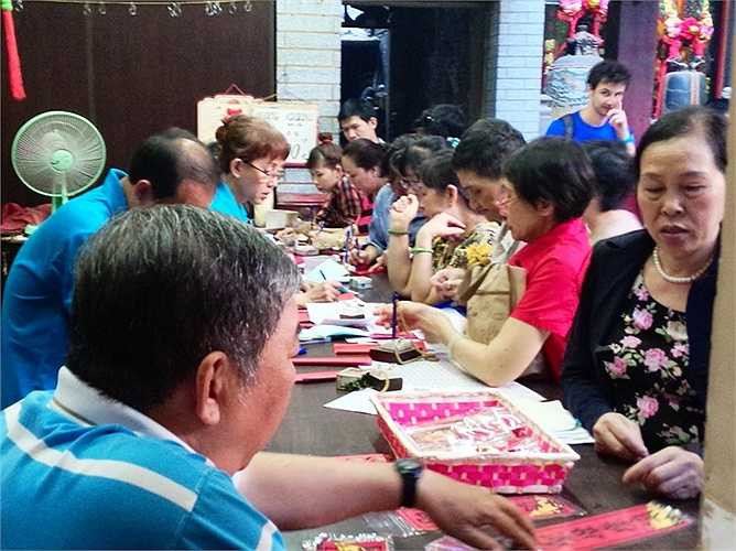 Đông đảo người đi chùa đến đăng ký ghi danh vào sổ nhà chùa cầu an, mong gia đạo bình an, xã hội phồn vinh. 