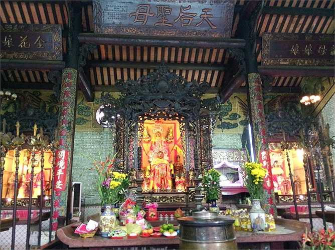 Sự tích Bà Thiên Hậu, chủ yếu đề cao một người phụ nữ Hoa có lòng hiếu thảo, đức hạnh, dám xả thân vì mọi người...nhằm mục đích giáo dục.