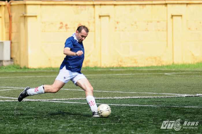 Đại sứ Jean Noel Poirier từng tham gia giải bóng đá phong trào với các bộ, ngành Việt Nam trong năm 2014