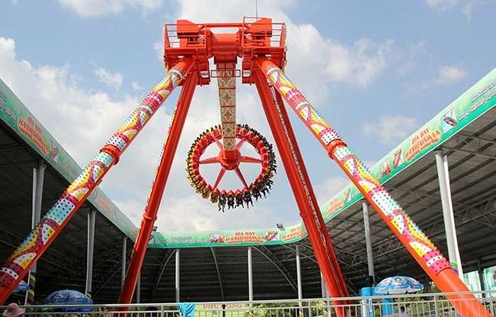 Được hoàn thành và đưa vào vận hành đúng vào dịp Tết, trò chơi với tên gọi 'Đĩa bay hành tinh lạ', nằm trong một khu du lịch ở quận Thủ Đức, đã thu hút nhiều khách thử sức 'bay' giữa không trung ngày mùng 2 Tết.