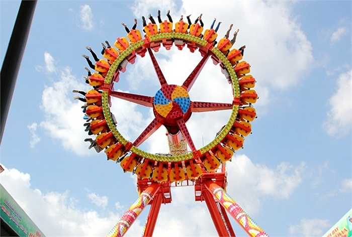 Vòng xoay dạng chiếc đĩa khổng lồ đánh đu giữa không trung với độ cao lên đến 24m.